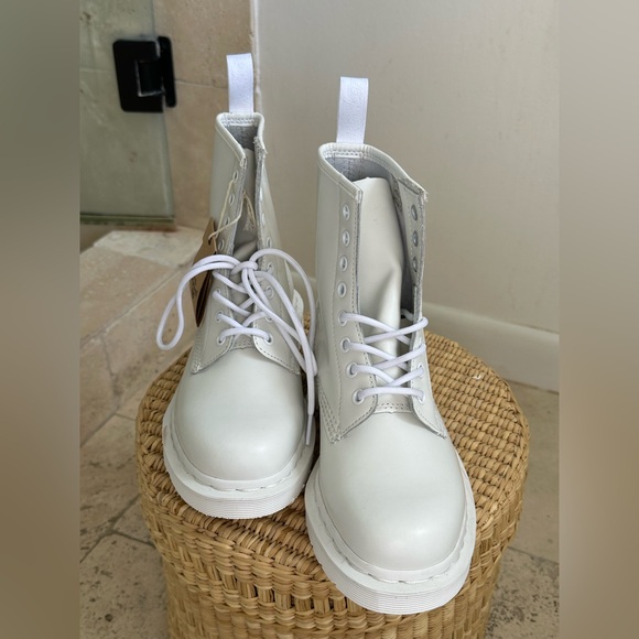 NWT Dr. Martens AirWalk - monochromatic white size US 7 - Picture 7 of 12